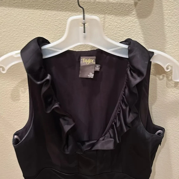 Taylor woman's silky black dress with a ruffle around the neck - Picture 6 of 9